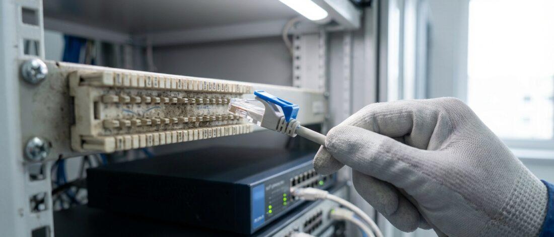 Wat betekent nummerbehoud bij overstap naar voip? Als je overstapt naar VoIP, vraag je je misschien af wat er gebeurt met je telefoonnummer. Nummerbehoud bij overstap naar VoIP betekent simpelweg dat je jouw bestaande telefoonnummer meekrijgt als je wisselt van een traditionele telefoonlijn naar een internetbellen oplossing. Dit is handig, want je hoeft aan niemand een nieuw…