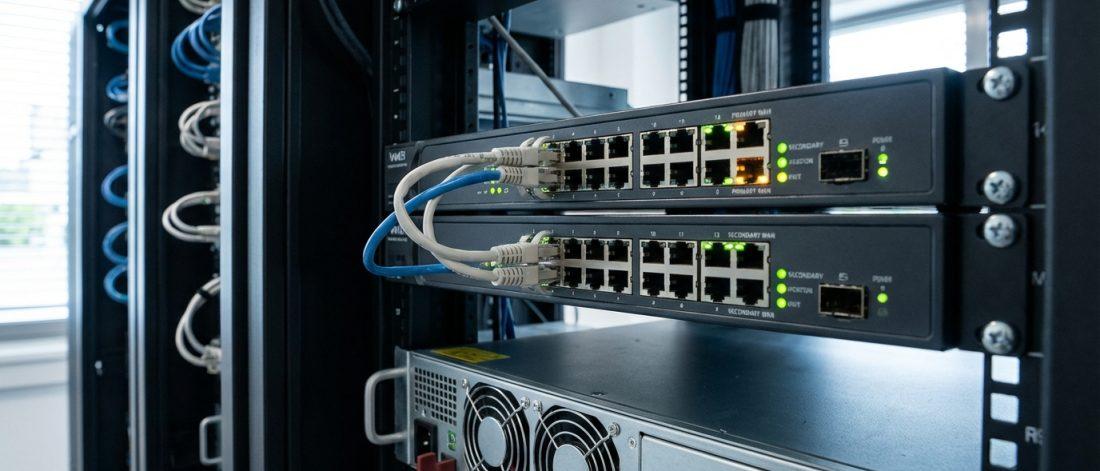 Heb je je ooit afgevraagd waarom VoIP gesprekken gewoon doorgaan, zelfs als er onverwachte storingen zijn? Failover zorgt ervoor dat je VoIP verbinding betrouwbaar blijft in elke situatie. Dankzij slimme technologieën zoals automatische call failover, redundante netwerken en back-up servers, schakel je moeiteloos over naar een veilige, stabiele verbinding als&hellip;